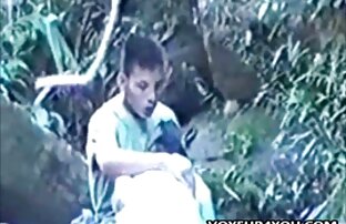XXX Esposa toma dos pollas negras en el coño cerdas hentai mientras el marido relojes
